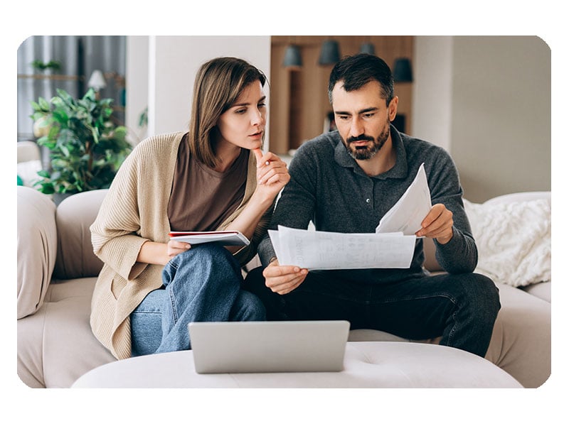 couple-laptop-bills